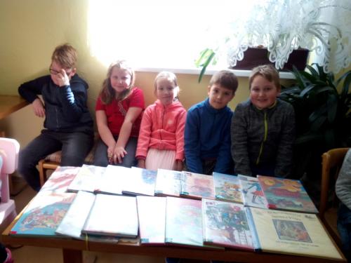 Družina v knihovně