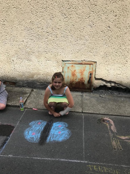 Malování na chodníku se školní družinou